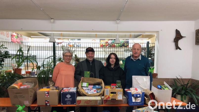 Tafel-Leiter Josef Gebhardt (rechts) dankt den Vertretern des Grünen-Kreisverbandes herzlich für die Unterstützung: Vorstandsmitglied Andrea König, Stadtrat Ali Zant, India Zant (von links). Bild: Tafel Weiden/exb