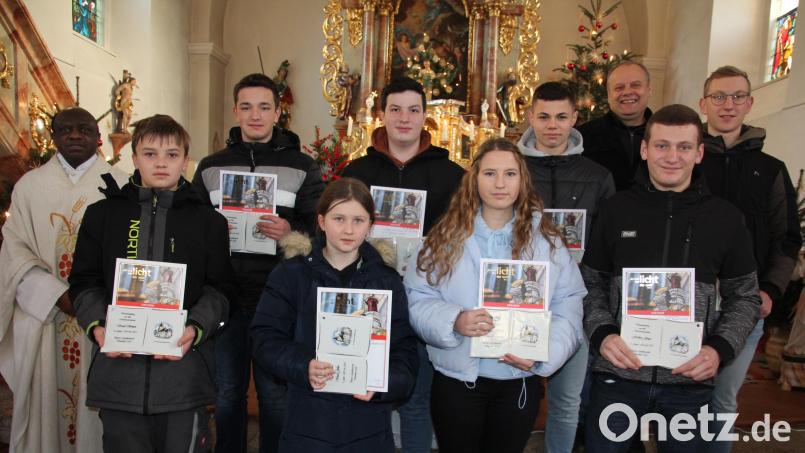 Acht Ministranten verabschiedete die Pfarrei St. Johannes Großkonreuth. Im Bild: (von links) Pfarrer Dr. Charles Ifemeje, Simon Venzl, Elias Bauer, Julia Venzl, Andreas Bauer, Hanna Scharnagl, Moritz Häring, Pfarrgemeinderatssprecher Josef Fischer, Jonas Fischer und Lucas Scharnagl. Bild: kro