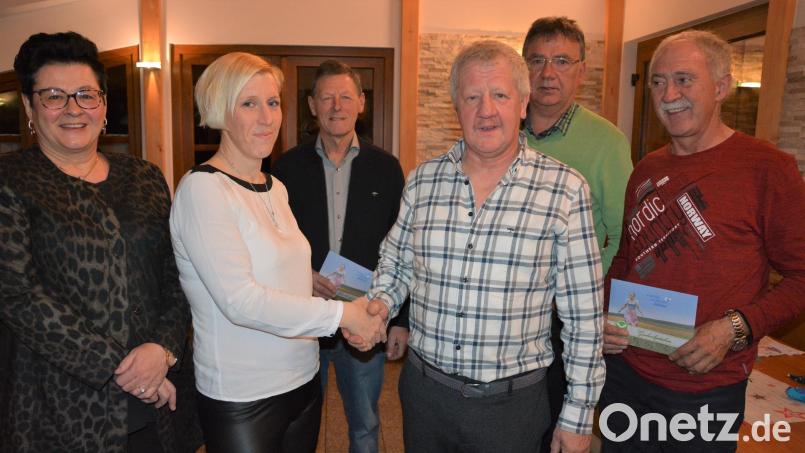 Bei der Weihnachtsfeier übergab Herbert Böhm seinen Dachdeckerbetrieb an Tochter Maria. Dazu gratulierten (von links) Gerlinde Böhm (Verwaltung), Rentner Anton Haberkorn sowie die Jubilare Hans Putzer und Peter Bauer. Bild: jr