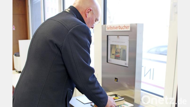 Oberbürgermeister Oliver Weigel testete die Selbstverbucher-Station bei seinem Besuch. Bild: Sascha Fuchs/fph