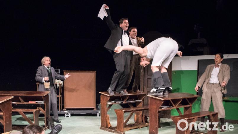 "Die Feuerzangenbowle" mit Tommaso Cacciapuoti, Klaus Falkhausen, Franz-Joseph Dieken, Ole Schlosshauer, Hannelore Droege, Verena Wolfien, Alexander Scala, Ole Bielfeldt, Steffen Köster, Tim Albers und Thomas Franz; Regie führt Axel Schneider, die Kostüme stammen von Daniela Kock. Bild: G2 Baraniak/exb