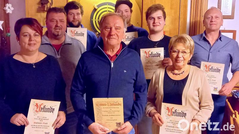 Zu den von Vorstand Gerald Brenner (Zweiter von links) geehrten Silberpfeil-Mitgliedern gehören Stefanie Mack, Maximilian Mack, Roland Schwarzmeier, Florian Mack, Maximilian Mack, Elisabeth Randig und Matthias Mack (von links). Bild: fjo