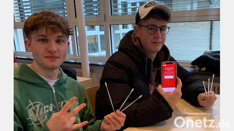 Die Schüler Moritz Stark und Lukas Greger (von links) kurz vor dem Wangenabstrich zur Typisierung für die Deutsche Knochenmarkspenderdatei. Bild: FOS/BOS Marktredwitz/exb