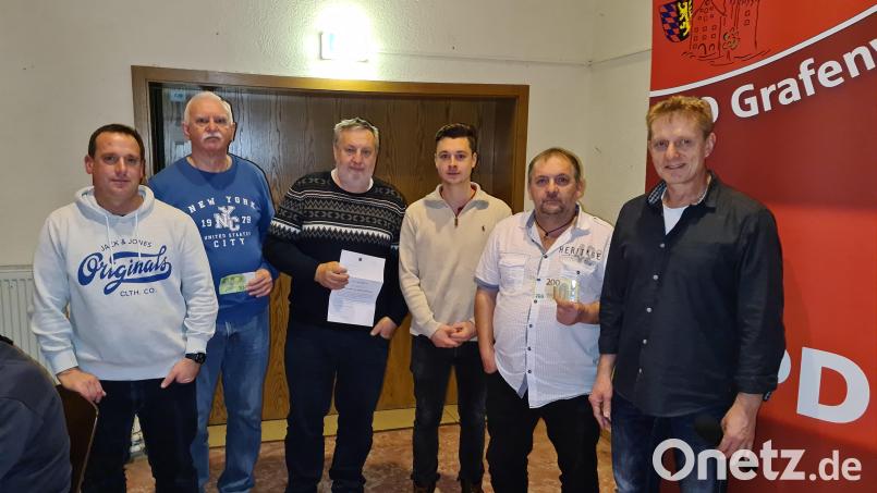Matthias Schmeilzl (SPD), Günter Müller (4. Platz), Josef Weiß (3. Platz), Luis Bernet (1. Platz), Gerhard Stade (2. Platz) und Thomas Weiß (SPD, von links) freuen sich über einen erfolgreichen Weihnachtspreisschafkopf der SPD. Bild: sne