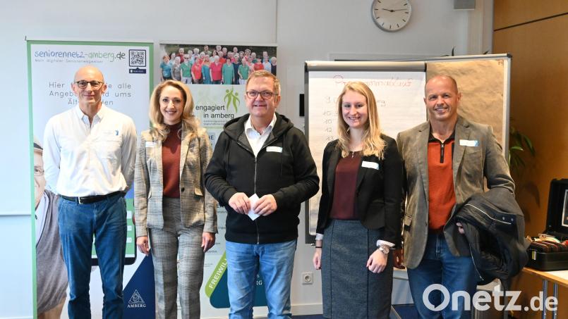 Mentale Abgrenzung – ein wichtiger Baustein im Ehrenamt (von links): Referent Jürgen Griesbeck, Elisabeth Triller, die Leiterin der Freiwilligenagentur, Ambergs Zweiter Bürgermeister Martin Preuß, Sabrina Liermann, die Seniorenbeauftragte der Stadt Amberg und Martin Reinhardt, der Leiter des Amtes für soziale Angelegenheiten. Bild: Sibylle Sandner/Stadt Amberg/exb
