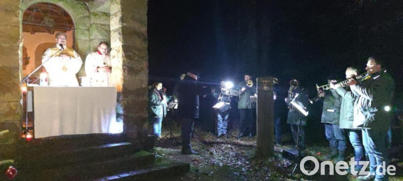 Viele Bürger pilgern zur Christmette an der Heiligen Staude. Bild: Ursula Breinbauer/exb