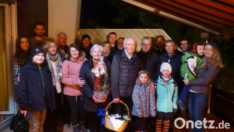 Mit 90 noch topfit ist Martin Kummer (mit Weinkorb) neben seiner Frau Maria und im Kreis seiner Familie. Dem aktiven Sänger gratulierten auch Albert Puff, Michael Bertelshofer und Harald Puckschamel. Bild: bk