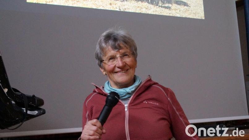 Gerda Pamler erzählt Schülern der Gregor-von-Scherr-Realschule in Neunburg vorm Wald wie sie sich trotz Querschnittslähmung wieder für Sport begeistern konnte. Bild: Dr. Alois Spitzer/exb