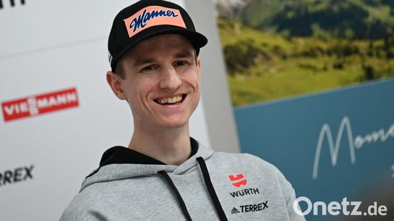 Der deutsche Skispringer Karl Geiger lächelt bei einer Medienrunde der deutschen Skispringer vor der 71. Vierschanzentournee. Bild: Angelika Warmuth/dpa
