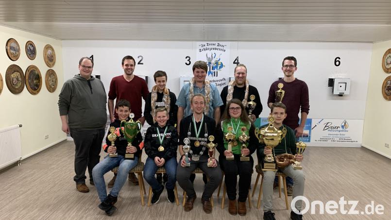 Der Schützenverein Gebhardsreuth-Grub-Isgier kürte seine Könige und Liesl und verteilte Sach- und Geldpreise. Schützenmeister Stefan Brandmiller (links) gratulierte. Bild: gi