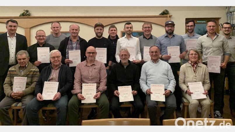 Für langjährige Treue zur SpVgg Weigendorf dankten Vorsitzender Marco Schwab (obere Reihe, links) und Dritter Vorsitzender Jörg Kreussel (ganz rechts) einer Reihe von Mitgliedern. Bild: SpVgg Weigendorf/exb