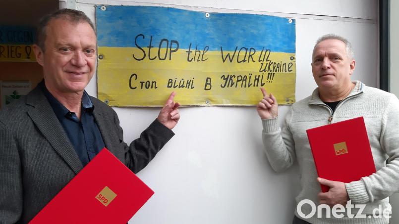 Günter Reiß (links) und Arkadii Voloshyh vom Verein &quot;Neue Zeiten&quot; sind die diesjährigen Preisträger des SPD-Sozialpreises. Bild: Kunz