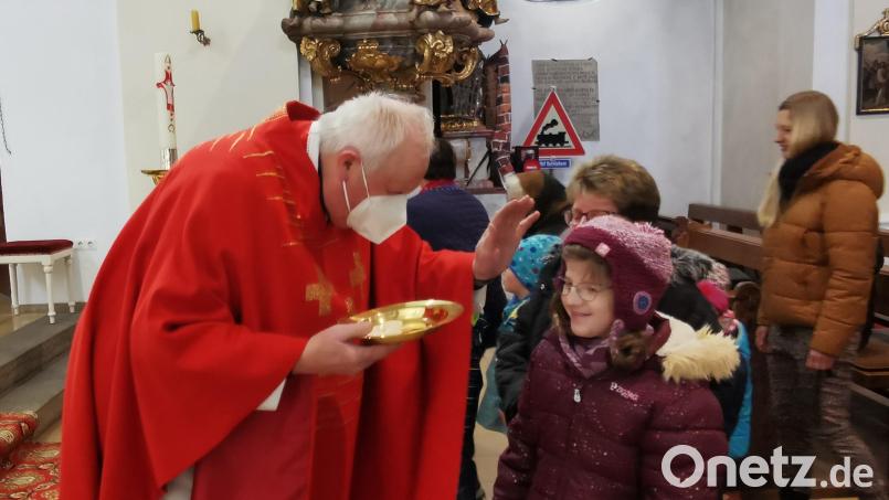 Pfarrer Erwin Bauer segnete am zweiten Weihnachtsfeiertag die Kinder. Bild: gz