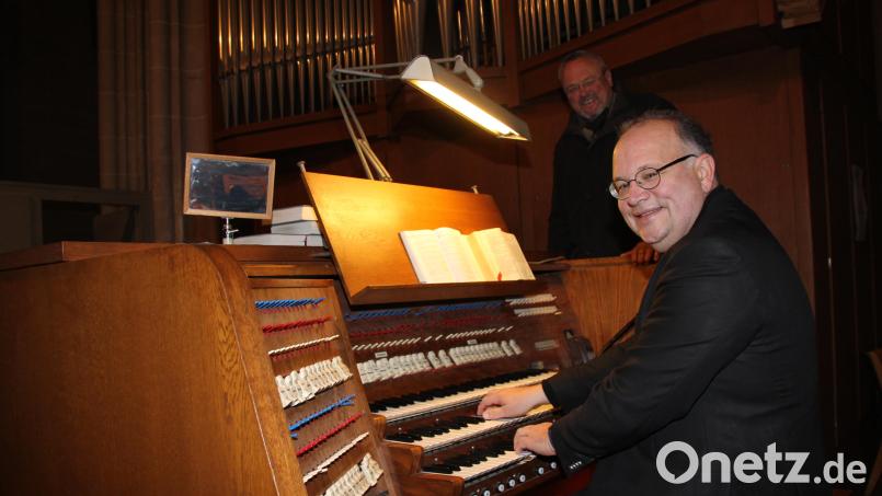 Kirchenmusiker Bernhard Müllers und Franz Meier, Vorsitzender des Orgelfördervereins, haben eine charmante Lösung zur Behebung des akuten Problems mit der streikenden Orgel in der Basilika St. Martin erarbeitet. Angedacht ist eine Chororgel, die nicht auf der Empore installiert wird, sondern in einem Seitenaltar im Kirchenschiff. Bild: ads
