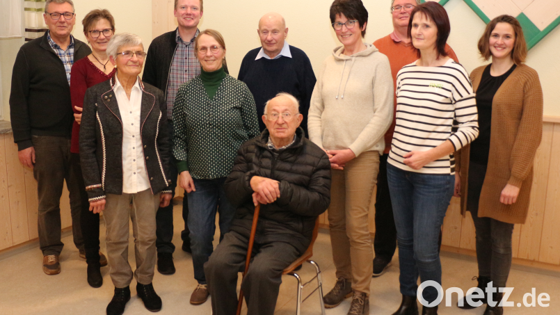 Die Vorsitzenden Josef Häckl (links), Florian Frank (Vierter, von links) sowie Werner Rupprecht (Dritter, von rechts) gratulierten und bedankten sich bei allen Jubilaren für ihre langjährige Vereinstreue. Barbara Dötterl (Dritte, von links) und Werner Dollhopf (vorne Mitte) sind schon seit 50 Jahren Mitglied im OGV. Bild: rpp