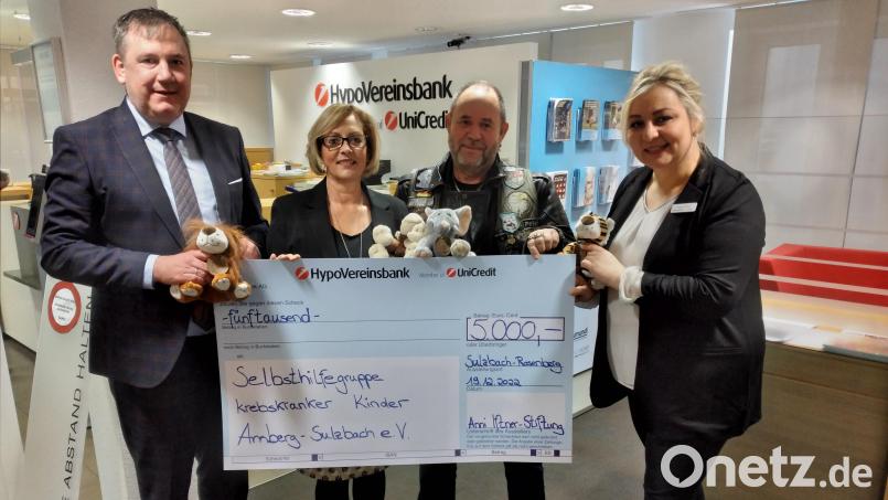 Bei der Spendenübergabe (von links): Tobias Wolf, stellvertretender Abteilungsdirektor Region Bayern Nord, Petra Waldhauser, Vorsitzende der Selbsthilfegruppe Krebskranker Kinder Amberg-Sulzbach, Peter Braun, Oberland Biker und Peggy Richter, Direktorin der Filiale HypoVereinsbank Sulzbach-Rosenberg. Bild: HypoVereinsbank Privatkunden Sulzbach-Rosenberg/exb