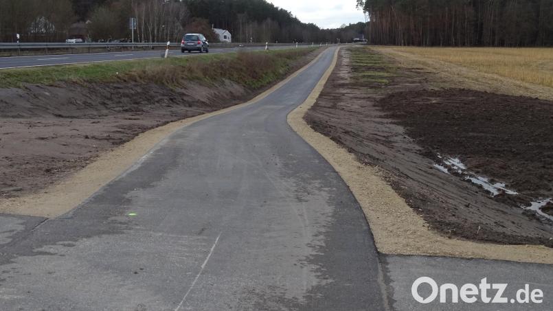 Ein großes Projekt in der Gemeinde Fensterbach wurde wenige Tage vor Weihnachten für den Verkehr freigegeben: Unter der Federführung des Bauamts Amberg entstand innerhalb weniger Monate parallel zur Staatsstraße 2151 bei Freihöls für 600 000 Euro Kosten ein Radweg. Er gilt als Lückenschluss zwischen Schwarzenfeld und der Bundesstraße 85. Bild: Houschka