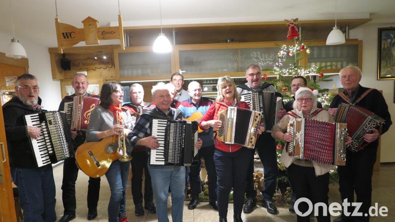 Monika Fink (rechts) freute sich, dass alle anwesenden Musikanten ein „Harmonikaorchester“ bildeten und gemeinsam - ganz ohne Noten - ein Lied spielten. Bild: jzk