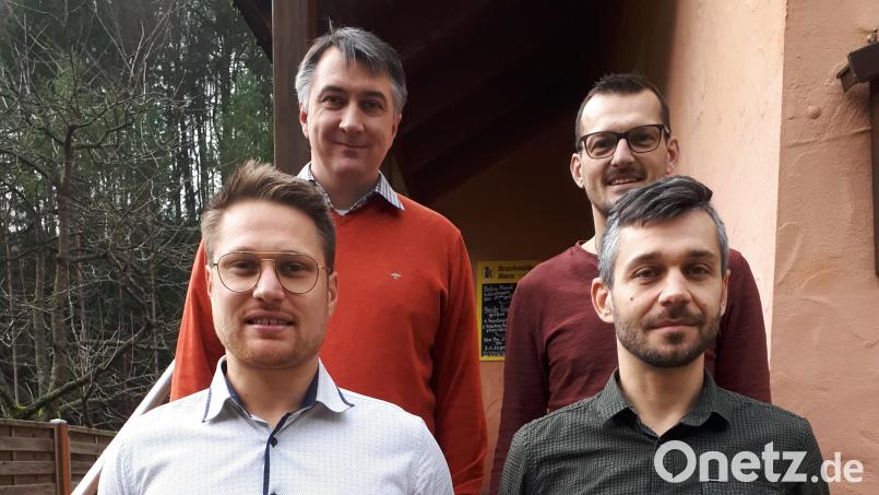 Marco Schwab (oben links) und Jörg Kreussel (oben rechts) zeichneten (vorne von links) Simon Ertel und Markus Rösel aus. Bild: SpVgg Weigendorf/exb