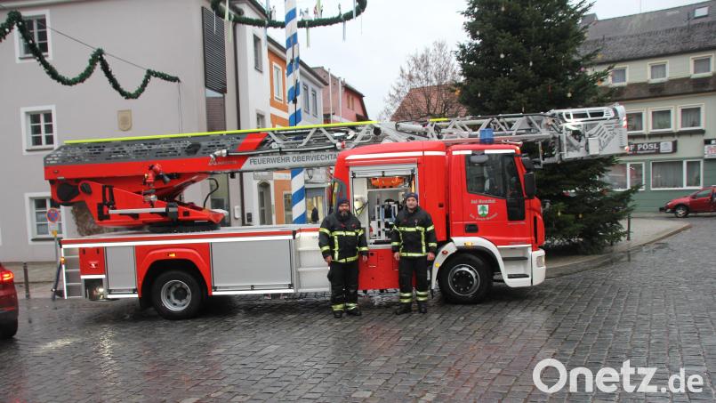 Für die Oberviechtacher Feuerwehr geht es künftig mit einer neuen Drehleiter in den Einsatz. Zusammen mit einem Mitglied der aktiven Truppe hat Kommandant Ferdinand Roßmann (rechts) damit bereits den Christbaum auf dem Marktplatz überprüft. Bild: frd