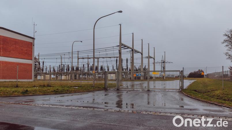 Der von der geplanten Freiflächen-Photovoltaikanlage bei Oberteich erzeugte Strom soll über das Umspannwerk an der Carl-Zeiss-Straße in Mitterteich (Bild) ins Netz eingespeist werden. Dazu ist die Verlegung einer Leitung auf einer Strecke von 1,5 Kilometern vorgesehen. Bild: Susanne Forster