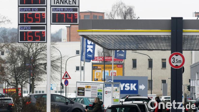 Die aktuellen Krisen und Unsicherheiten sorgen für niedrigere Preise an den Zapfsäulen. Bild: Gabi Schönberger