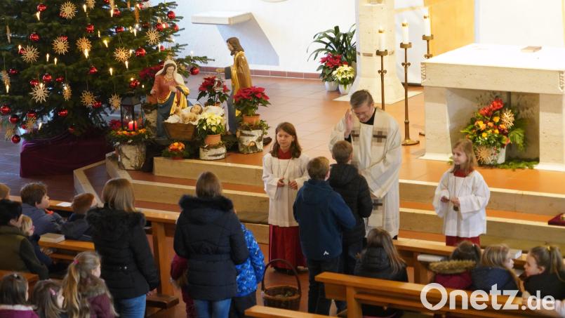 Pfarrer Norbert Götz segnet in Waldthurn die Kinder. Bild: fvo