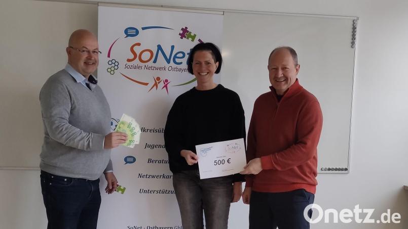 Bei der Spendenübergabe (von links): Norbert Peter, Vorsitzender BdS Amberg, Simone Prechtl, Teamleitung SoNet Amberg, Peter Kehl, Zweiter Vorsitzender BdS Amberg. Bild: Simone Prechtl/exb