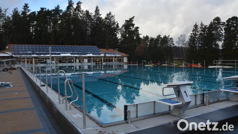 Die Sanierungsarbeiten im Schätzlerbad Weiden gehen schneller voran als gedacht. Ein Großteil der bereitgestellten Mittel im Haushalt 2023 werden deshalb früher benötigt. Bild: kle