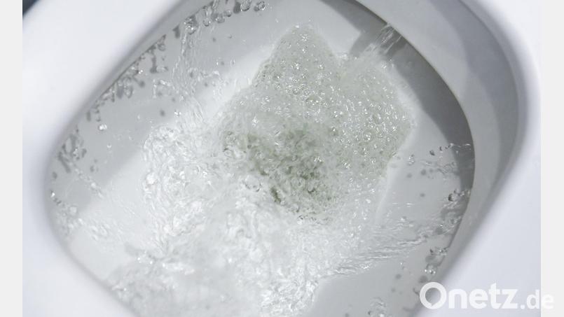 Der Schnaittenbacher Stadtrat setzt die Abwassergebühren nach oben. Bild: Ralf Hirschberger/dpa