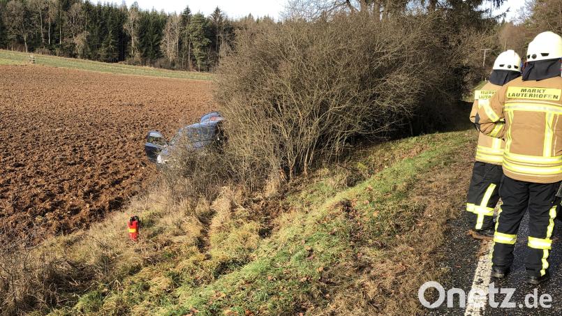 Feuerwehrleute aus Brunn und Lauterhofen sicherten die Unfallstelle ab und unterstützten die Bergungsarbeiten. Bild: Polizei Sulzbach-Rosenberg/exb