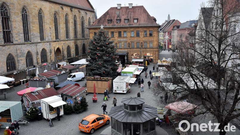 Nur wenige Tage alt und schon Geschichte – der Weihnachtsmarkt ist seit Anfang der Woche abgebaut. Auf unserer Aufnahme von oben gut zu erkennen ist eine Neuerung: Die (hellen) Wochenmarkt-Stände wurden zum ersten Mal in den Weihnachtsmarkt integriert. Archivbild: Stephan Huber