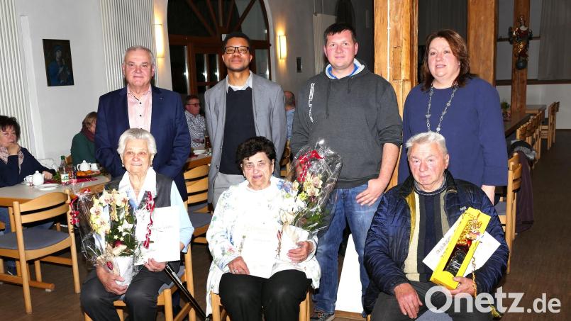 Das Bild zeigt (sitzend von links) Hildegard Köppl, Lieselotte Müller und Georg Schroll sowie (hinten stehend, von links) Bürgermeister Günter Kopp, Pfarrvikar Justin Kishimbe, stellvertretender Vorsitzender Rene Dietrich und Vorsitzende Christina Kastner. Bild: Gemeinde Kulmain/exb