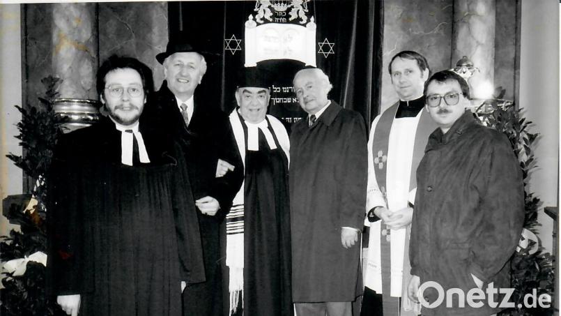 Fred Lehner (Zweiter von links) in seiner Zeit, als er noch durch die Synagoge führte; die Aufnahme entstand nach einer Feier zur Woche der Brüderlichkeit in der Synagoge. Mit im Bild der damalige evangelische Pfarrer Klaus Stolz, der inzwischen verstorbene Oberkantor Estrongo Nachama, der ebenfalls schon verstorbene Vorsitzende der israelitischen Kultusgemeinde Weiden, Hermann Brenner, der katholische Pfarrer Josef Most und Werner Friedmann (von links). Bild: Archiv Lehner/exb