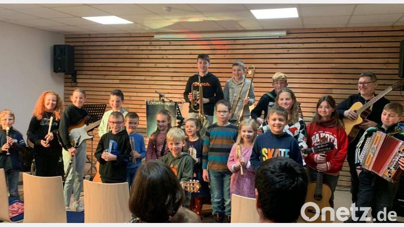 Die Musikschüler der Edelweißkapelle Pertolzhofen zeigten bei einem Weihnachtskonzert ihr Können an den verschiedenen Musikinstrumenten. Bild: Magdalena Fuchs/exb