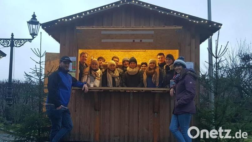 Die JU-Mitglieder sind gerüstet für den Silvesterabend und freuen sich auf viele Besucher auf dem Rathausplatz. Die Stände für den Barbetrieb und den Ausschank mit kleinen Knabbereien sind bestückt und warten auf die zahlreichen Besucher. Bild: cro