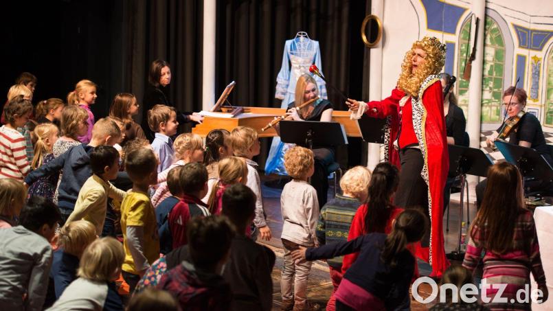 Zeitreise sind möglich: zumindest am 15. Januar beim Familienkonzert „Barock rockt!“ im Amberger Stadttheater. Bild: Anastasia Reiber/exb