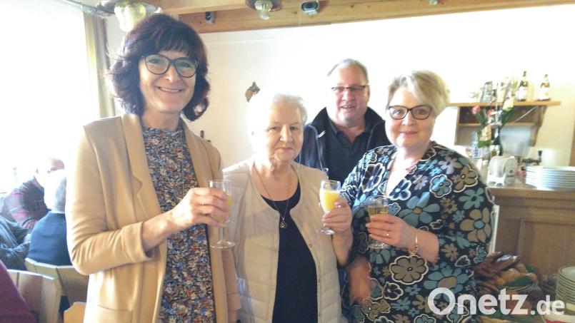 Hahnbachs Dritte Bürgermeisterin Evi Höllerer (von links) gratuliert Frieda Wagner zu ihrem 80. Geburtstag. Auch Sohn Walter und Tochter Inge feiern gern mit. Bild: mma