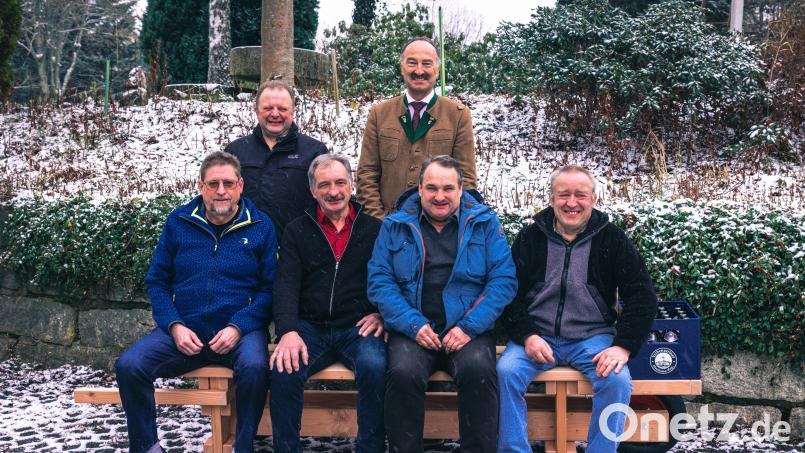 Personalratsvorsitzender Robert Sieber (stehend, von links) und Winfried Pfahler, Leiter des Forstbetriebs Fichtelberg, verabschiedeten die Forstwirte Helmar Peckmann (sitzend, von links), Peter Buchbinder, Rainer Traßl und Georg Scherm in den Ruhestand. Bild: Martin Hertel/exb