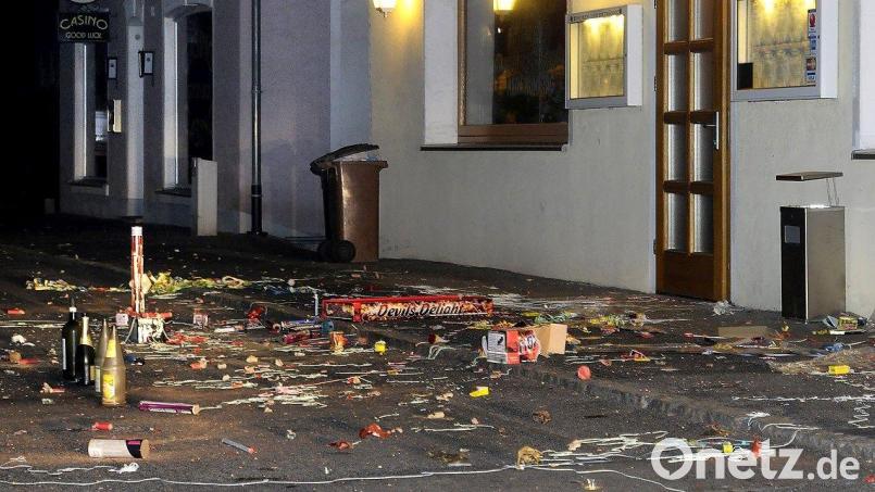 Hinterlassenschaften einer langen Partynacht: Wenn das Silvesterfeuerwerk abgebrannt ist, blieben Unmengen an Müll übrig - nur wenige räumen ihn selbst weg. Archivbild: Petra Hartl