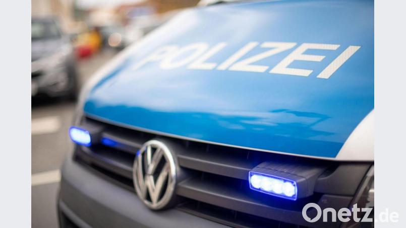 Die Amberger Polizei sucht Hinweise zur Aufklärung einer Sachbeschädigung in Kümmersbruck. Symbolbild: Lino Mirgeler/dpa
