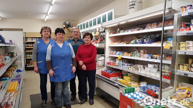 Aus Altersgründen geben Elisabeth und Johann Bock ihr Lebensmittel-Geschäft zum Jahresende auf. Hier mit den beiden treuen und fleißigen Verkäuferinnen Anita Sachs und Gelinde Glowka (von rechts). Bild: gi