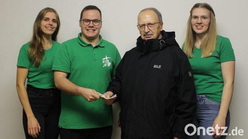 Für die Burkhardsreuther Katholische Landjugend übergeben die Leitungsteammitglieder Magdalena Schwemmer (rechts), Silvia Neukam und Alexander Wolf eine 300-Euro-Spende an Kinderkrebshilfe-"Vize" Andreas Steinl. Bild: bjp