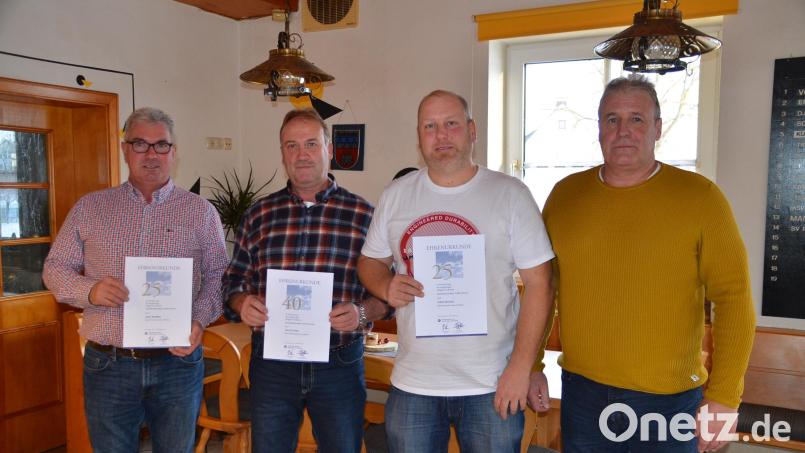 Das Bild zeigt die Geehrten (von links) Josef Brunner, Walter Traßl, Tobias Kreuzer und Firmeninhaber Max Traßl. Bild: ak