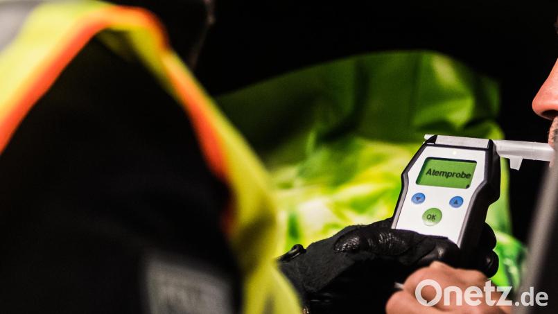 Zu viel Alkohol im Blut hatte ein Unfallfahrer in Schwandorf. Symbolbild: Andreas Arnold/dpa