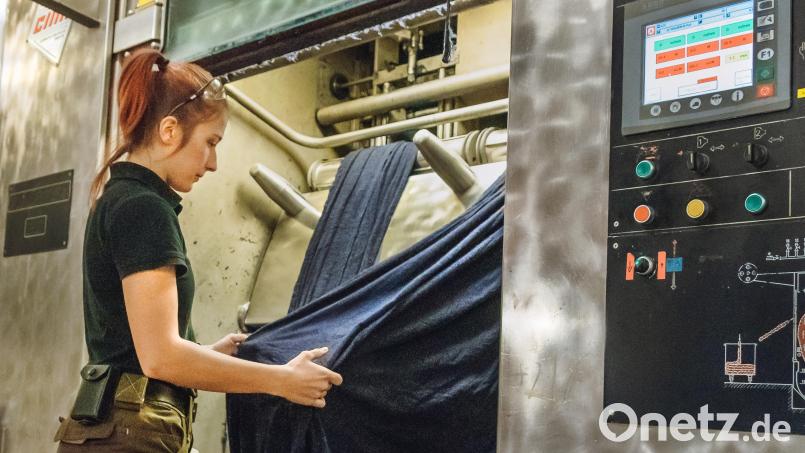 Julia Bäuml aus Tirschenreuth ist Produktveredlerin bei der Tuchfabrik Mehler und spezialisiert auf das Färben von Geweben. Bild: sfo