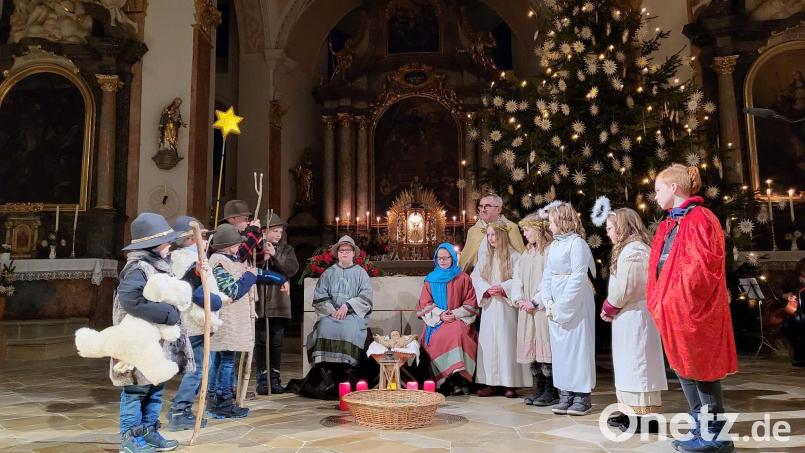 Das Krippenspiel der Kinder aus der Pfarrei Ensdorf geht den Menschen nahe. Über mehrere Stationen erstreckt sich in der Pfarrkirche St. Jakobus die Herbergssuche und die Geburt Christi. Bild: bö