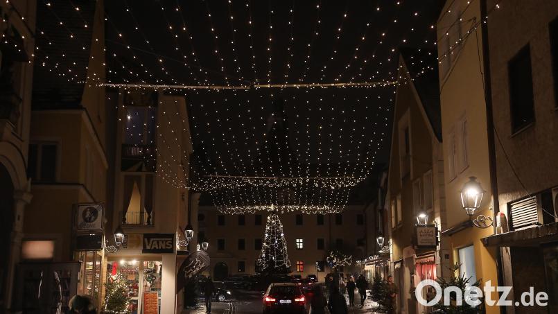 Zappenduster war es am Mittwoch mit Einbruch der Dunkelheit in Amberg. Weder die Straßenlaternen noch die Weihnachtsbeleuchtung, die sonst leuchten (Bild), schalteten sich an. Archivbild: Wolfgang Steinbacher