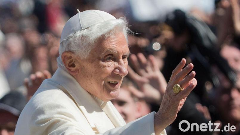 Der damalige Papst Benedikt XVI. fährt im Papamobil im Vatikan in Rom. Bild: Michael Kappeler/dpa/Archivbild