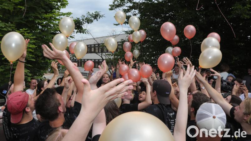 Gute Nachrichten? Gab es auch! Endlich wieder Freunde treffen, endlich wieder feiern - vor allem nach dem Abitur eines gebeutelten Corona-Jahrgangs. Als der Prüfungsstress vorbei war, war die Freude im Juni groß, wie hier am Max-Reger-Gymnasium. Bild: Wolfgang Steinbacher